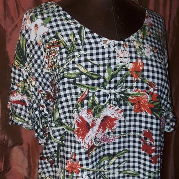 ** Signature Studio Ruffle Sleeve Top Keyhole Back - Picture 4 of 8